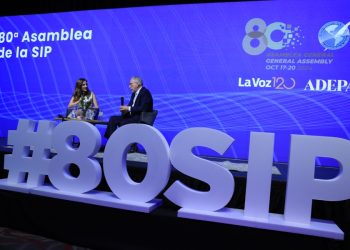 Medios se reúnen en EE.UU., con «tarea urgente» de adoptar la IA para evitar ser «víctimas»