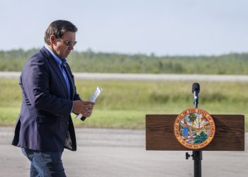 Denuncian «catástrofe» por vuelos de deportados desde Alligator Alcatraz