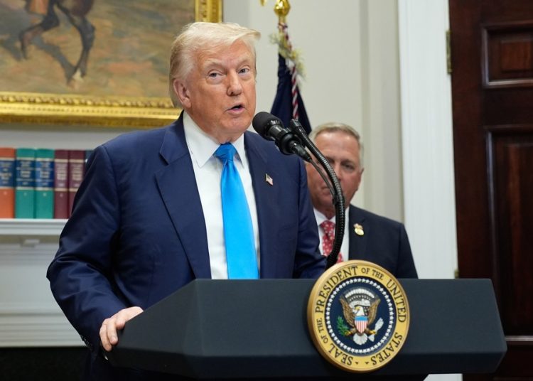 Trump pospone aranceles a México tras hablar con Sheinbaum