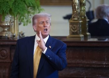Trump firma orden para remoción de personas sin hogar de las calles