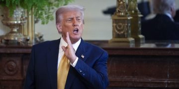Trump firma orden para remoción de personas sin hogar de las calles
