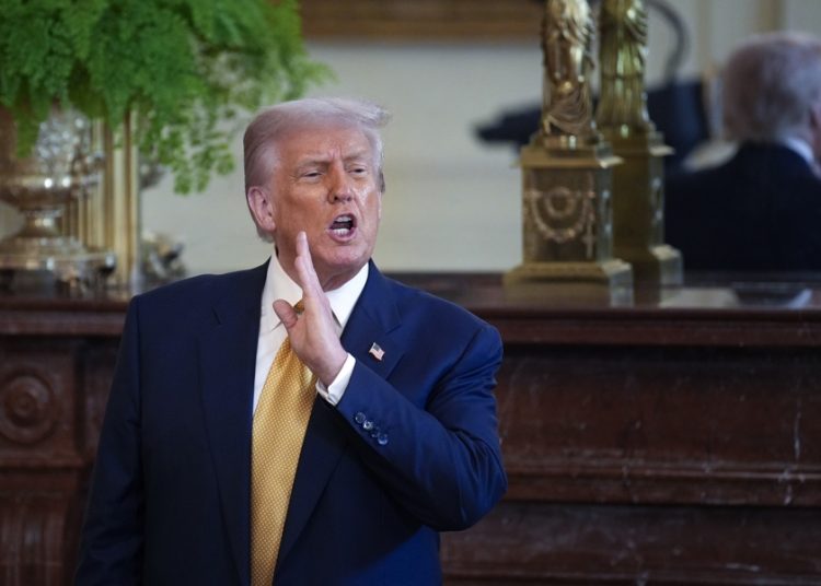 Trump firma orden para remoción de personas sin hogar de las calles