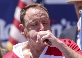 ‘Rey del hot dog’ devora 70 unidades en 10 minutos en Nueva York