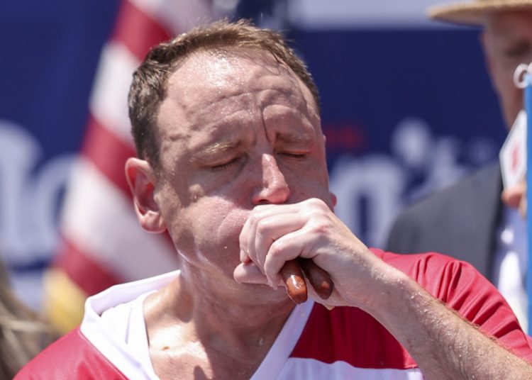 ‘Rey del hot dog’ devora 70 unidades en 10 minutos en Nueva York