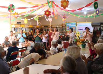 Atienden abuelitos en Santa Inés Ahuatempan