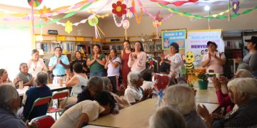 Atienden abuelitos en Santa Inés Ahuatempan