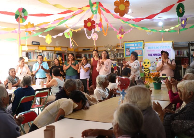 Atienden abuelitos en Santa Inés Ahuatempan