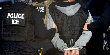 Difícil contratar a 10 mil agentes de ICE