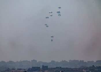 Jordania y Emiratos lanzan ayuda humanitaria sobre Gaza