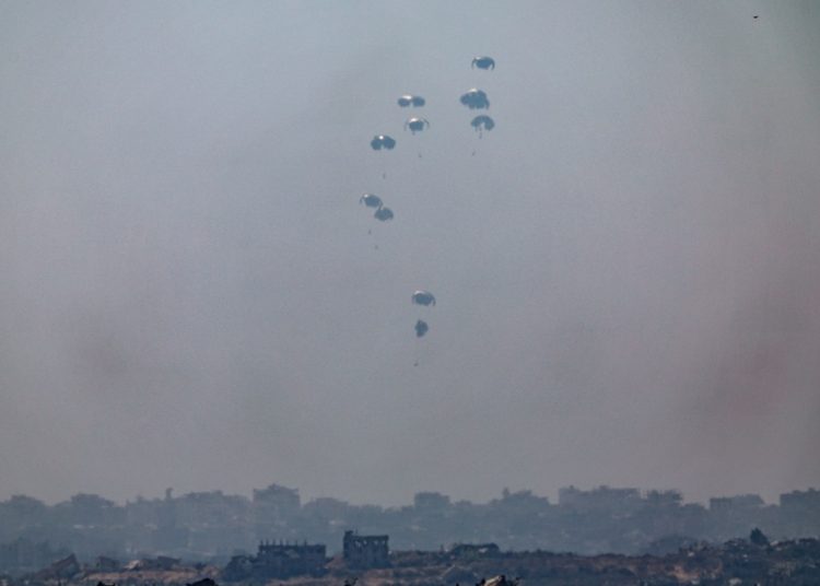 Jordania y Emiratos lanzan ayuda humanitaria sobre Gaza