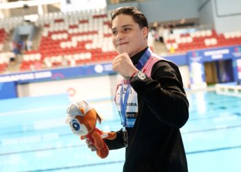 Osmar Olvera gana plata en trampolín de 1 metro