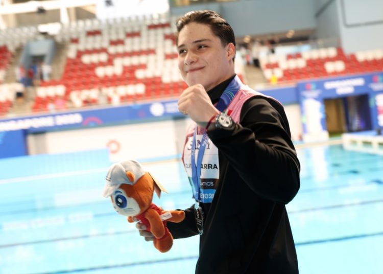 Osmar Olvera gana plata en trampolín de 1 metro