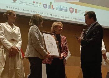 Reconocen a la escritora Guadalupe Loaeza por los 40 años de su libro Las niñas bien