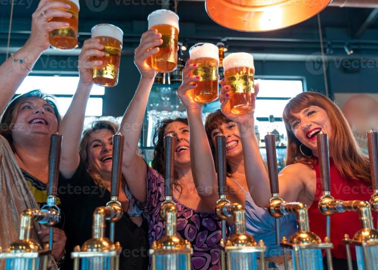 Aumenta consumo de alcohol en mujeres
