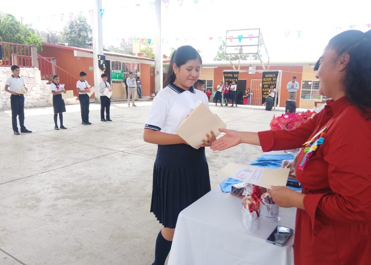 Alumna de Huitzilan destaca en conocimiento