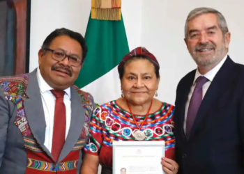 Rigoberta Menchú, Premio Nobel de la Paz, recibe la nacionalidad mexicana