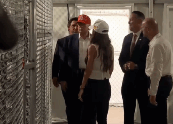 Trump y DeSantis inauguran ‘Alligator Alcatraz’ en Florida