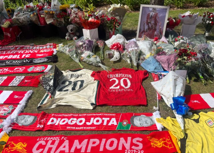 El estadio de Anfield está de luto por el futbolista Diogo Jota