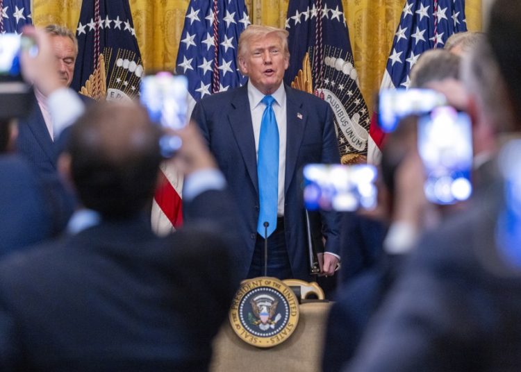 Trump anuncia acuerdo con Corea del Sur para bajar los aranceles del 25% al 15%