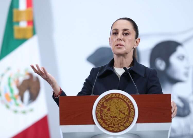 Sheinbaum rechaza criminalización de migrantes en EE.UU.