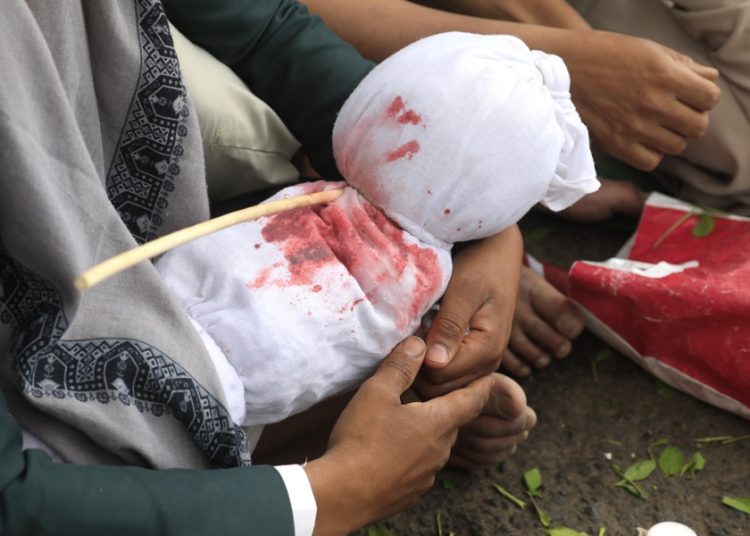 Israel bombardea una clínica y mata a 6 gazatíes, entre ellos a un bebé