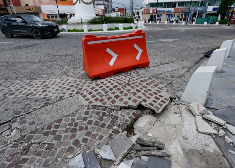 Denunciarán a exfuncionarios y empresas por calles malhechas