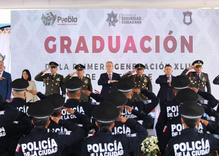 Pepe Chedraui exhorta a nuevos policías a servir de manera leal y con compromiso