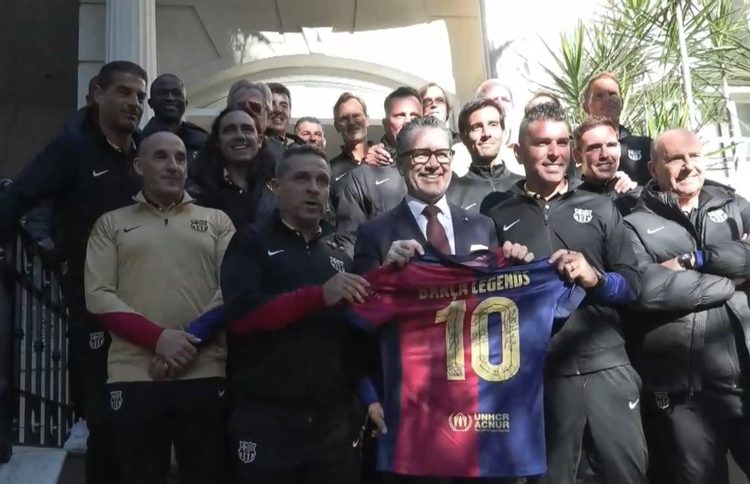 Leyendas del Barcelona llegan a Buenos Aires para partido con River Plate