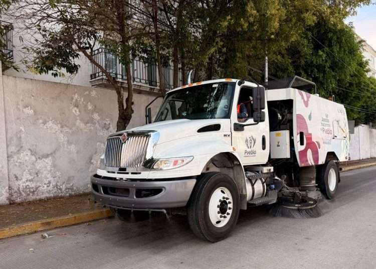 Refuerzan limpieza urbana con barredoras mecánicas para prevenir inundaciones