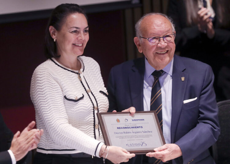 La UNAM rinde homenaje a pioneros de los trasplantes de corazón en México