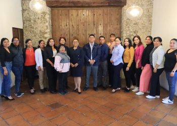 Omar Muñoz y Tere Alfaro se reúnen con directoras de 12 CAIC de Cuautlancingo