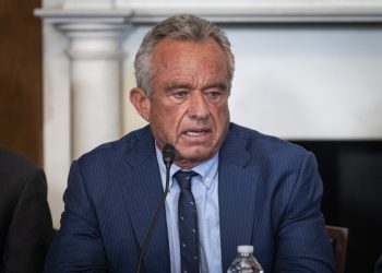 Gobierno de Trump enfrenta batalla legal por bloquear beneficios de salud a inmigrantes