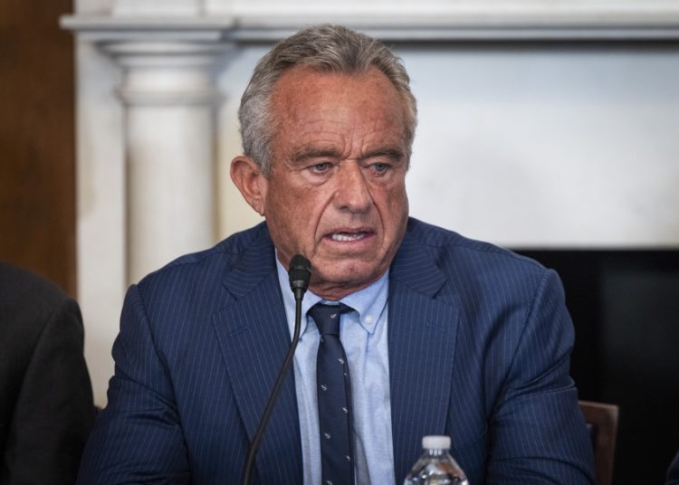 Gobierno de Trump enfrenta batalla legal por bloquear beneficios de salud a inmigrantes