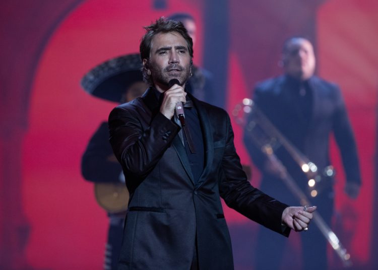 Alejandro Fernández donará dinero a damnificados en Texas