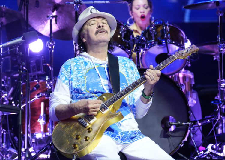 Carlos Santana vuelve a hechizar a Barcelona