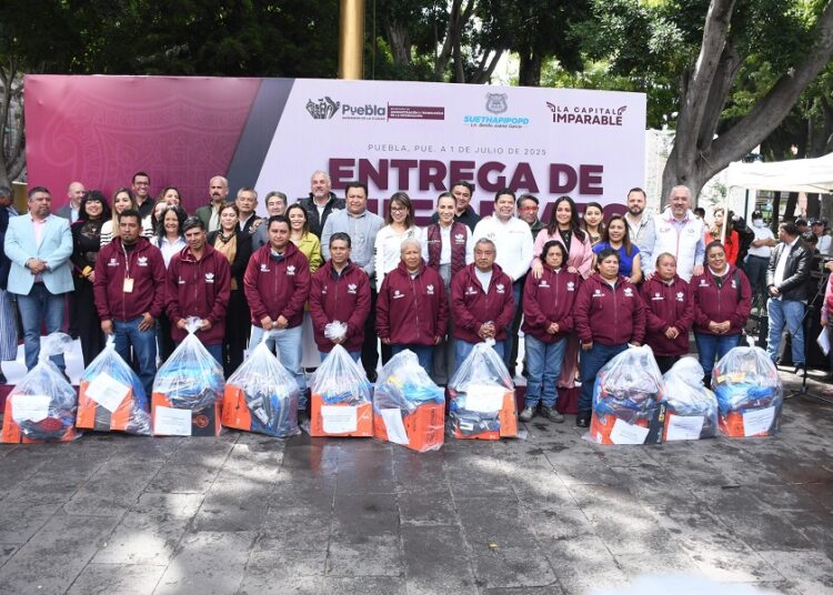 Entregan kits de uniformes a trabajadores del ayuntamiento