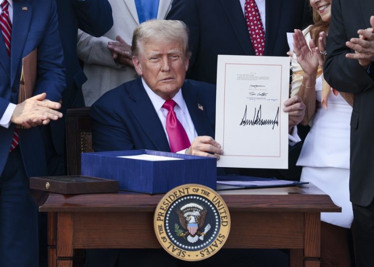 Trump firma su ley de recorte fiscal y presupuestario