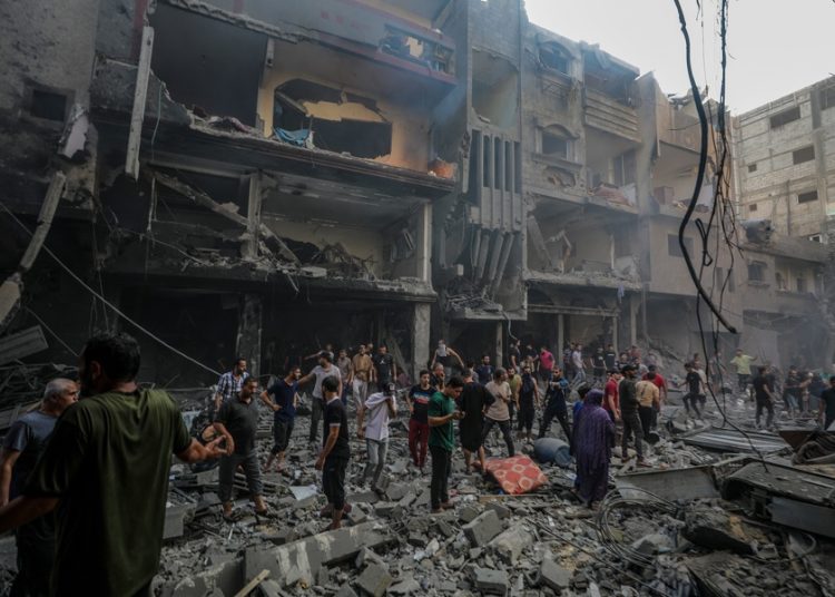 Israel mata al menos a 20 palestinos en ataques desde el amanecer en Gaza
