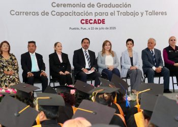 Ceci Arellano preside graduación de alumnos del Cecade