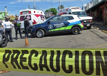 Carteristas agreden a policía auxiliar que frustró su robo