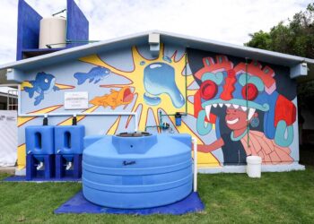 Lupita Cuautle entrega sistema de captación pluvial a primaria