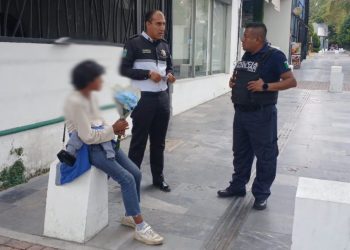 Policía Auxiliar resguarda a menor extraviada