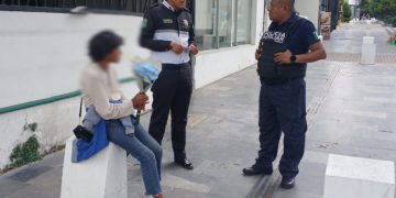 Policía Auxiliar resguarda a menor extraviada
