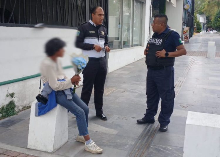 Policía Auxiliar resguarda a menor extraviada