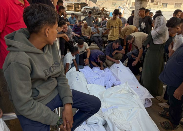 Israel mata a 32 palestinos y hiere a más de 80 que aguardaban reparto de ayuda en Rafah