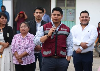 Omar Muñoz entrega apoyos a familias afectadas por desbordamiento de río