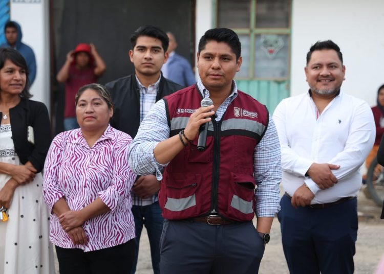 Omar Muñoz entrega apoyos a familias afectadas por desbordamiento de río