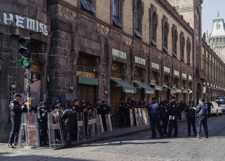 Realizan operativo para evitar la instalación de ambulantes en el Centro Histórico