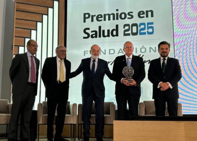 Reconocen al Dr. Ruiz, miembro del Consejo Consultivo de la Anáhuac Puebla