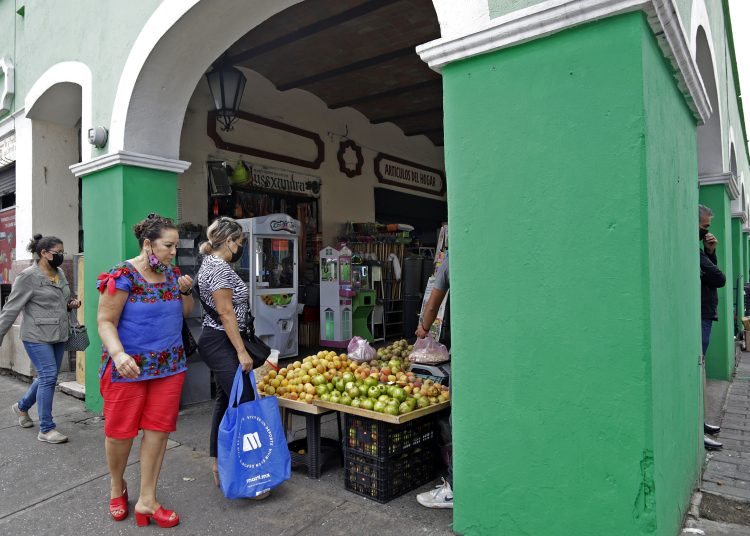 Vigilancia reforzada y certeza jurídica: Fernández a comerciantes del mercado Cosme